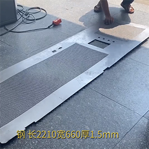 1.5mm厚機柜網板矯平機-高精密機箱機柜整平機-一次校平，沖孔網無反彈