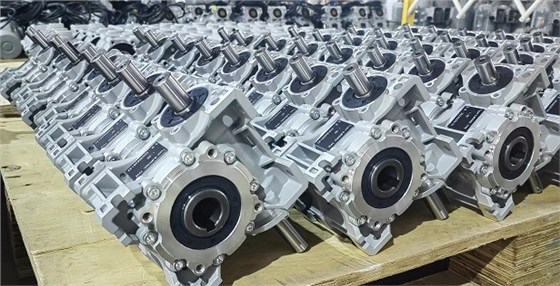 11月正忙，艾思捷雙軸輸入蝸輪減速機SJMRV050-30-AB發(fā)貨 (2).jpg