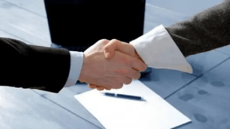 五月，上海艾思捷與青島某工業(yè)設(shè)備企業(yè)簽訂開(kāi)發(fā)設(shè)計(jì)協(xié)議